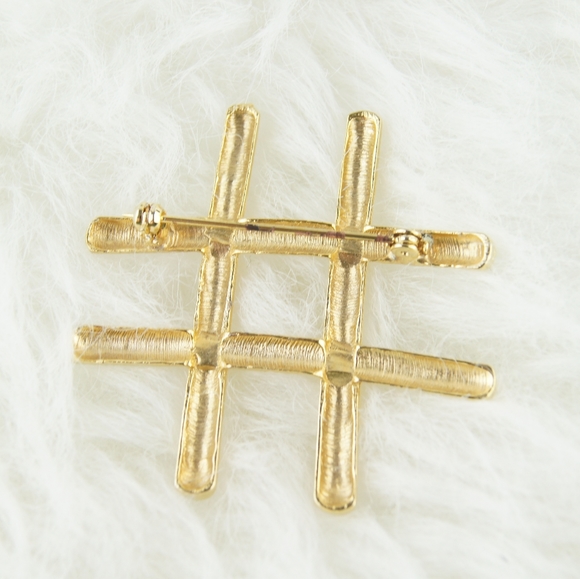 ⭕ [MUST BUNDLE] Golden Sign Brooch & Earrings - Picture 4 of 4